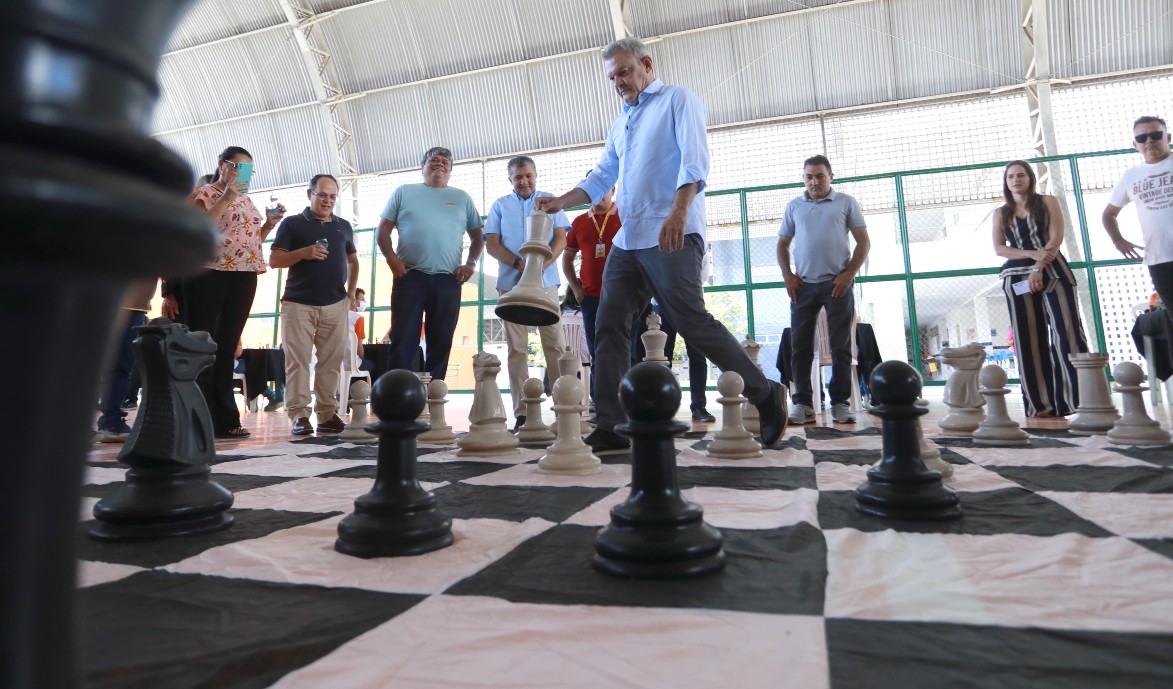 prefeito num tabuleiro gigante de xadrez